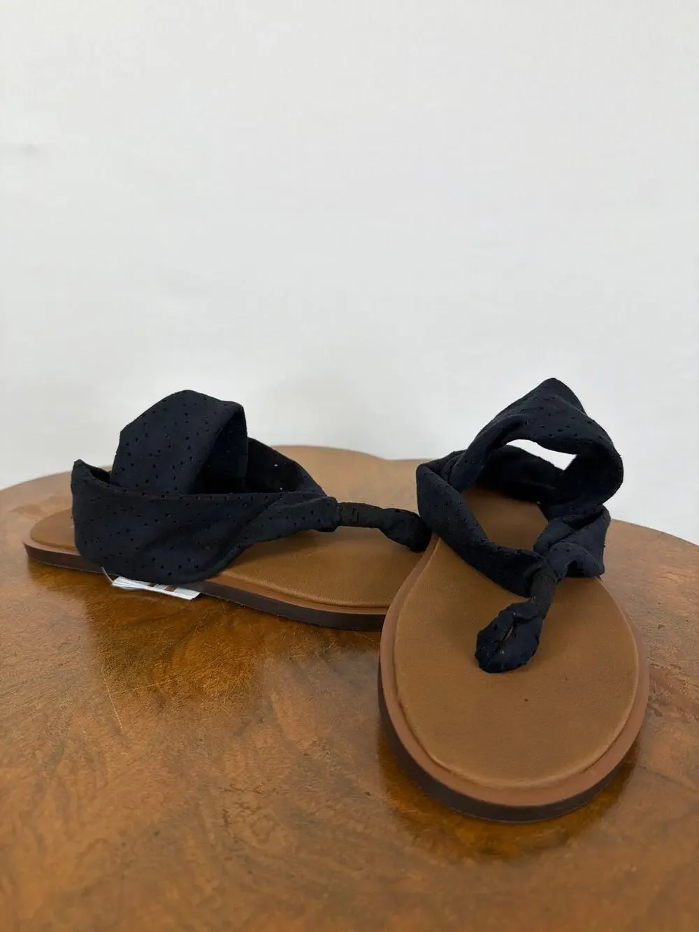 NWT Sanuk Yoga Devine Black Perforated Strap Sling Sandals Flip Flops Size 10
